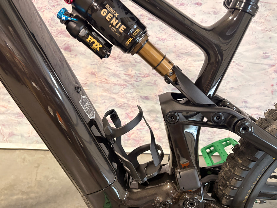 Specialized Turbo Levo 4 Pro Demo Gloss Metallic Obsidian / Burnt Gold Metallic S4