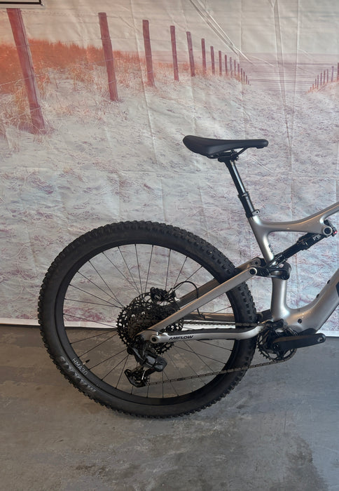 Amflow PL Carbon Demo